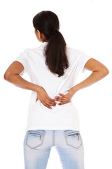 Junge Frau leidet unter Rückenschmerzen