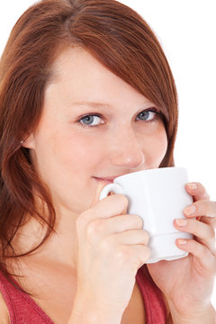 Attraktive junge Frau genießt einen Becher Kaffee