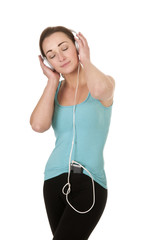 junge Frau hört Musik