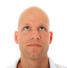 Attraktiver Mann schaut nach oben