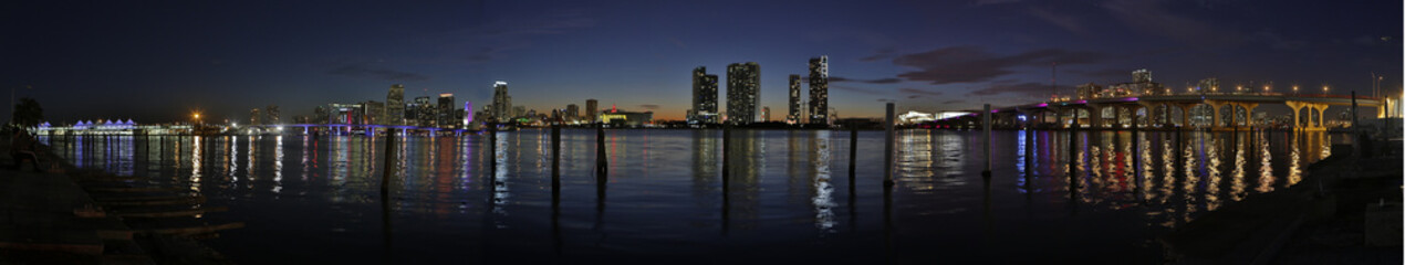Fototapeta na wymiar Downtown Miami hdr panorama