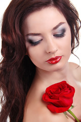 Fototapeta na wymiar Piękna brunetka kobieta z czerwoną różą. Portret Glamour FEMA