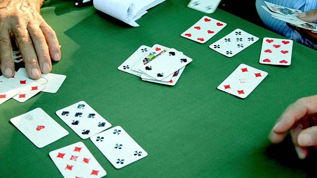Anziani contano i punti a scopa