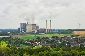 Fototapeta na wymiar Węglowych elektrowni i turbin wiatrowych