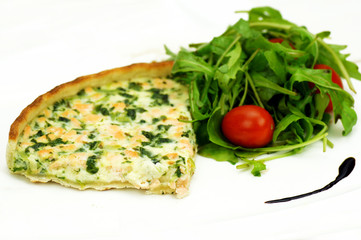 part de tarte saumon épinards fond blanc