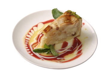 piece of pie with apples and baccate syrup