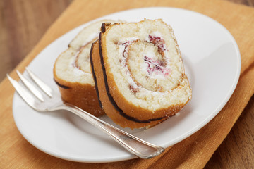 Biskuitrolle mit Blaubeercreme