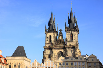 Fototapeta na wymiar Tyn Cathedral na Placu Oldtown w Pradze