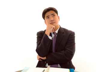 考え事をしているビジネスマン