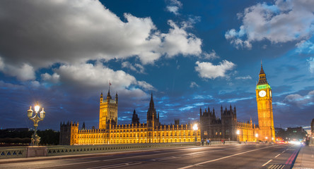 Obraz na płótnie Canvas Zachód słońca niebo nad Big Ben i Izby Parlamentu od Westminster