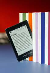 Moderner Touchscreen e-Book Reader mit Büchern