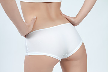 Fototapeta premium Bas du dos de femme fine en boxer blanc
