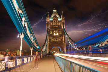 Fototapeta na wymiar Tower Bridge w nocy z trasy lekkich samochodów - Londyn