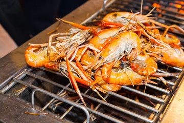 Big shrimp are being burned in Thailand street