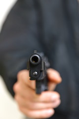 拳銃を持った男