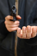 金品を要求する拳銃強盗