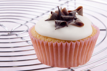 Cupcake mit weißem Zuckerguss und Schokolade Locken