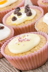 Vanille cupcake mit Zuckerguss und bunten Zuckerperlen