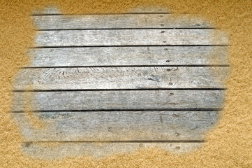 Holzbohlen im Sand