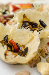 Cestini di parmigiano con melanzane e salse