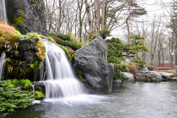 Fototapeta na wymiar Wodospad w ogrodzie stylu japan