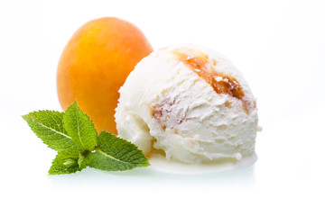 Aprikoseneis vor Aprikose