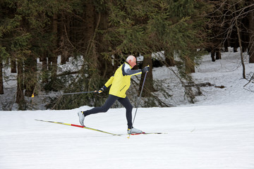  Senior beim Ski Langlauf im Winter