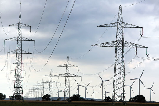 Windrad mit Strommasten f&uuml;r alternative Strom Energie