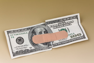 Dollar Geldscheine mit einem Heftpflaster