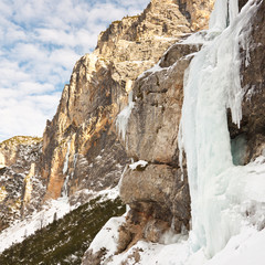 Fototapeta na wymiar Frozen Waterfall w Południowym Tyrolu