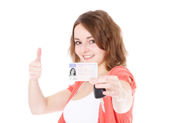 Attraktives Mädchen zeigt stolz ihren Führerschein