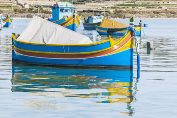 Fototapeta na wymiar Luzzu Tradycyjne łodzi na Marsaxlokk Harbor na Malcie.
