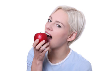 junge frau bei&szlig;t in apfel