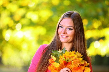 Obraz premium Autumn woman on leafs background