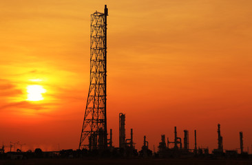 Obraz premium Landscape oil refinery at sunset