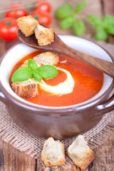 frische Tomatensuppe mit Basilikum