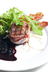 beefsteak grilled in bacon with sauce of juniper and red wine