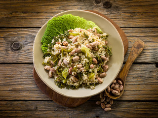 Obraz na płótnie Canvas risotto z włoskiej kapusty i fasoli, wegetariańska