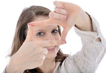 Junge Frau formt Finger zu Kasten