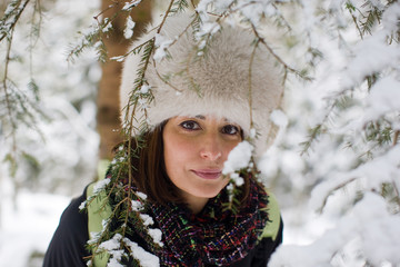 Donna bella sulla neve