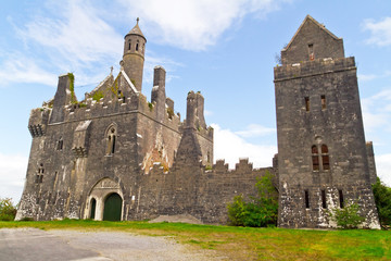 Fototapeta na wymiar Dromore Castle w Co Limerick, Irlandia