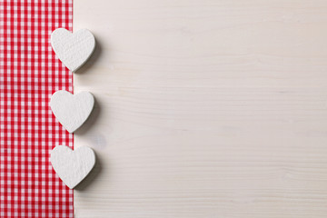 Herzen auf Holzhintergrund