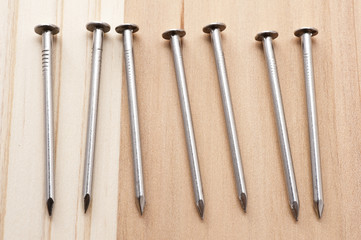 木目の背景に複数の釘