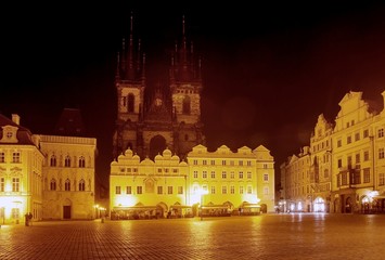 Fototapeta na wymiar Nocny widok na Rynek Starego Miasta - Praga - Czechy