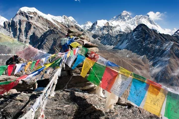 Selbstklebende Fototapete Nepal Blick auf den Everest von Gokyo Ri mit Gebetsfahnen - Nepal
