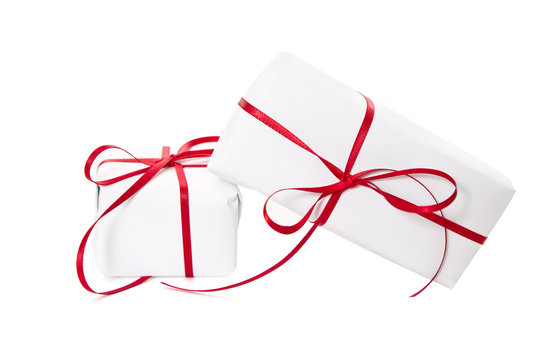 Zwei weiße Geschenke mit roter Schleife isoliert