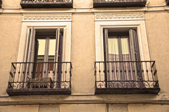 Vivir en Madrid, balcones de un edificio
