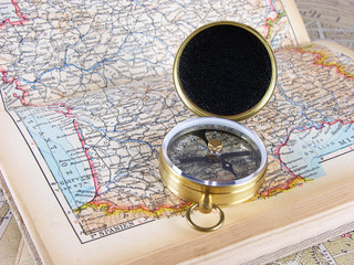 Kompass mit Atlas