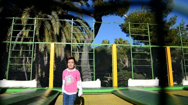 M&auml;dchen auf dem Trampolin