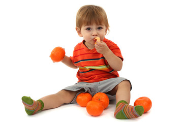 Fototapeta na wymiar śliczne małe mandarynki żywieniowe chłopiec, odizolowane na białym